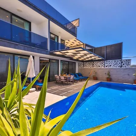 Deniz Manzarali Havuzlu Villa Kardelen